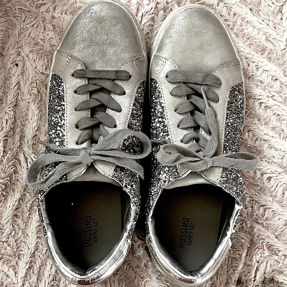 I’m selling mossimo supply CO Silver sneakers